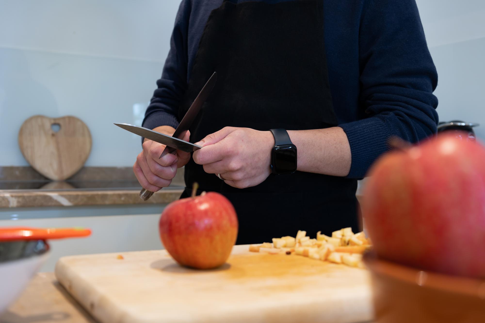 Chef che insegna una tecnica di taglio